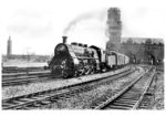 18 524 läuft vor FD 102 "Rheingold" in den Kölner Hauptbahnhof ein. Im Hintergrund das Portal der Hohenzollernbrücke mit dem dort befindlichen Brückenstellwerk. Links der Messeturm. (1930) <i>Foto: RVM</i>