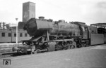 Die gerade zwei Jahre alte 23 010 vom Bw Siegen ist soeben mit D 81 in Düsseldorf Hbf eingetroffen. (02.04.1953) <i>Foto: A. E. Durrant</i>