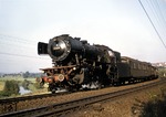 23 028 mit einem Eilzug auf dem Weg nach Gießen bei Frankfurt-Bonames. (14.09.1958) <i>Foto: Brian Bittner</i>