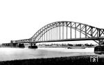 Mitten im Ersten Weltkrieg entstand die sog. "Kronprinz-Wilhelm-Brücke" zwischen Engers und Urmitz, die militär-strategische Gründe hatte. Der 180 Meter lange Brückenbogen war zum Zeitpunkt seiner Erstehung im Jahr 1918 der größte aller Rheinbrücken. Offiziell wurde die Brücke, deren Bau im Jahr 1916 begann, im August 1918 eingeweiht, spielte aber für den Verlauf des Ersten Weltkrieges, der im November 1918 endete, keine Rolle mehr. Am Morgen des 9. März 1945 wurde die Brücke durch deutsche Pioniere am Ende des Zweiten Weltkriegs gesprengt. Sie war die einzige, die von den drei strategischen Brücken - Hindenburgbrücke bei Bingen (Rhein), Ludendorff-Brücke bei Remagen - nach dem Zweiten Weltkrieg in veränderter Form wieder aufgebaut wurde.  (1930) <i>Foto: RVM</i>