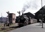 Die preußische 38 1851 (Bw Bremerhaven-Lehe) mit einem passenden stilreinen Zug in Bremen Hbf. (30.08.1958) <i>Foto: Brian Bittner</i>