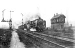 39 175 (Bw Leipzig Hbf-West) und 19 006 (Bw Reichenbach/Vogtland) mit einem Eilzug am Stellwerk 8 in Leipzig. (01.1935) <i>Foto: Werner Hubert</i>