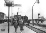 Für einen Familienausflug mit Ehefrau und Neffe (im Vordergrund) nutzte der Hamburger Direktionsfotograf eine Tour nach Großenbrode. Im Hintergrund wartet 41 026 mit dem D 82 "Alpen-Express" auf die Fahrgäste des Fährschiffs "Deutschland" aus Gedser. (14.08.1955) <i>Foto: Walter Hollnagel</i>