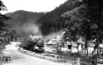 44 001 (Bw Pressig-Rothenkirchen) auf der Frankenwaldbahn in Falkenstein zwischen Probstzella und Ludwigsstadt. Zehn Jahre später verlief hier die innerdeutsche Grenze. (16.03.1935) <i>Foto: DLA Darmstadt</i>
