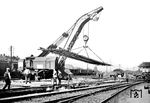 Einsatz eines 60t-Kran der Firma Ardelt in Eberswalde bei Gleisbauarbeiten in einem unbekannten Bahnhof. (1937) <i>Foto: RVM</i>