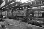 Die mit Kranzschornstein ausgerüstete 86 499 vom Bw Neuss wartet in dem noch von Kriegsschäden gekennzeichneten Düsseldorfer Hbf auf Ausfahrt. (02.04.1953) <i>Foto: A. E. Durrant</i>