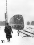 ...wir nicht - so ein bekannter Werbespruch der DB in den 1960er Jahren, hier mit V 200 001 im Bw Hamburg-Altona. (02.1956) <i>Foto: Walter Hollnagel</i>