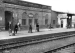 Im Bahnhof Troisdorf trennen sich die von Köln kommenden Eisenbahnstrecken nach Siegen und in Richtung Oberlahnstein. Heute fahren hier die ICE-Züge der Neubaustrecke Köln - Frankfurt durch. Fünf Jahre nach Ende des Zweiten Weltkriegs waren die wenigen Reisenden froh, dass überhaupt ein Zug fuhr.  (1950) <i>Foto: Fischer</i>
