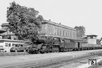 50 304 (Bw Ulm) mit einem Güterzug im Bahnhof Memmingen.  (07.09.1959) <i>Foto: A.E. Durrant</i>