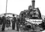 89 7515 mit einem Sonderzug anlässlich der Eröffnung der Großmarkthalle in Hannover. Anwesend war u.a. auch der damalige Präsident der BD Hannover Hermann Wegener (2. von rechts im schwarzen Anzug mit Hut) (16.09.1956) <i>Foto: Berkowski</i>