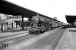 41 018 mit der "Starleistung" des Bw Mönchengladbach, die den F 163/164 "Rheingold" zwischen Köln und Kaldenkirchen bespannte. (1952) <i>Foto: Fischer</i>