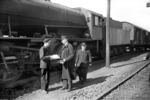 Übergabe der Zugpapiere vom niederländischen Zugpersonal an die DB im Grenzbahnhof Kaldenkirchen. Im Hintergrund die niederländische Lok 4375 (ex WD 77472 / Vulcan 4988, Bj. 1943). Sie wurde im Januar 1954 ausgemustert. (1952) <i>Foto: Fischer</i>