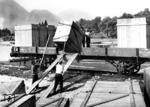Kistenverladung in einem Gleisanschluss bei Hall in Tirol. (1942) <i>Foto: RVM (Ittenbach)</i>