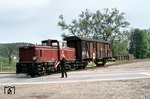 Postensicherung während Rangierarbeiten auf einem Bahnübergang in Warthausen. (19.05.1982) <i>Foto: Peter Schiffer</i>