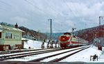 601 008 erreicht als Dt 13374 auf dem Weg von Lindau nach Hamburg-Altona den Bahnhof Sommerau auf der Schwarzwaldbahn, in dem kurzzeitig wieder der Winter eingekehrt war. (11.04.1985) <i>Foto: Slg. Wolfgang Bügel</i>