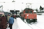 ÖBB 1020.10 mit einem Schneepflug im winterlichen Seefeld in Tirol. (30.01.1982) <i>Foto: Peter Schiffer</i>