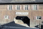 Eingangsbereich alten Bahnhofs in Mainz-Weisenau. Der Bahnhof wurde 1995 aufgelassen, das Gebäude abgerissen. In der Nähe entstand der Bahnhof Mainz Römisches Theater (Salvatorstraße). (23.02.1974) <i>Foto: Oskar Bär</i>
