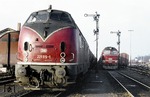 Die Bundesbahn V 200 (221 119) trifft im Grenzbahnhof Büchen auf die Reichsbahn V 200 (120 296). (04.1971) <i>Foto: K.D. Hensel</i>