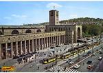 Stuttgart Hbf mit Bahnhofsturm, großer Schalterhalle und Arkadengang. Unter Fachleuten gilt der Bau aus den Jahren 1922-1928 als städtebauliches Kleinod. Das Bauwerk steht für Stuttgart an der Nahtstelle vom 19. zum 20. Jahrhundert. Es ist sowohl durch konservative Elemente, die sich unter anderem in der Monumentalität und dem Bauschmuck zeigen, wie auch durch progressive Teile geprägt, welche sich im Kompositionsprinzip, mehrheitlich flacher Dächer und weiteren Elementen zeigen. Das Bauwerk zählt zu den bedeutendsten Leistungen der Architektur seiner Zeit im süddeutschen Raum (Wikipedia). (1960) <i>Foto: Archiv</i>