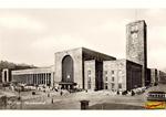 Gesamtansicht auf das Empfangsgebäude des Stuttgarter Hauptbahnhofs mit Bahnhofsturm, großer Bahnhofshalle (Mitte), Kopfbahnsteighalle mit Arkadengang und kleiner Schalterhalle (links). Die große Schalterhalle war ursprünglich für den Fernverkehr bestimmt, der über die Gleise 7 bis 16 abgewickelt wurde, die kleine Schalterhalle diente mit den Gleisen 1 bis 6 dem Vorortverkehr und bot außerdem Zugang zum angrenzenden Reichsbahn-Hotel (Wikipedia). (1930) <i>Foto: RVM</i>
