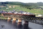 044 650 (44 1650) überquert die 314 m lange Schienen-/Straßendoppelbrücke bei Bullay und wird gleich im Prinzenkopftunnel verschwinden. (05.1971) <i>Foto: Alan Brack</i>