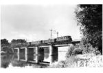 E 17 108 überquert vor E 1313 die Muldebrücke in Dessau. (01.07.1932) <i>Foto: DLA Darmstadt</i>