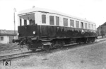 Triebwagen T 157 der Deutsche Werke Kiel (DWK), Baujahr 1925, Bauart VT 4, Fabriknummer 66 auf Probefahrt in Kiel. Der Triebwagen wurde für die Deutsche Reichsbahn als "VT 751 Altona" gebaut, bei der DB als VT 85 901 eingesetzt und 1951 an die Niederweserbahn (Kleinbahn im Kreis Geestemünde) verkauft. Nach dem Umbau in eigener Werkstatt war er dort ab 1953 in Betrieb. 1964 wurde er an die Verkehrsbetriebe Grafschaft Hoya (VGH) weiter verkauft und dort als "T3" eingesetzt. 1974 kam er zur niederländischen "Stichting Stoomtram Goes-Borsele" (SGB), wo er nach Unfall 1982 verschrottet wurde. (1925) <i>Foto: RVM</i>