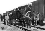 Bei der Umladung eines beschädigten Güterwagens im Bahnhof Kreuz an der Ostbahn herrscht offenkundig beste Laune, auch wenn man bei der Bespannung des Gefährts in die Frühzeit der Eisenbahn zurückkehrte. Hinten wartet 38 3062, dies es vom Bw Cochem/Mosel in den Osten verschlug. (1942) <i>Foto: RVM (Below)</i>