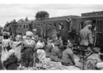 Bei der langen Reise auf Holzbänken zu den Kampfgebieten war jede Erholungspause willkommen. Der Aufnahmeort ist nicht bekannt. (1942) <i>Foto: RVM (Ittenbach)</i>