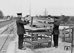 Kleinbehälter wurden bei der Reichsbahn nach ihrem Fassungsraum in drei Gruppen A, B und C eingeteilt. Zwei Reichsbahner führen dem Fotografen die Verwandlungsfähigkeit eines Kleinbehälters vor, der zur Güterabfertigung Neuß in der RBD Köln gehörte. (1937) <i>Foto: RVM</i>