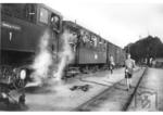 Lok 1 der Flensburger Kreisbahn vor einem GmP mit Sonderwagen der HJ im Bahnhof Streichmühle in Fahrtrichtung Kappeln. (1934) <i>Foto: Slg. Dirk W. Kupfer</i>
