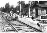 Inspektionsfahrt des Bahnmeisters mit Halt am Schrankenposten 28. Der Herr in Knickerbocker auf der Draisine begleite die Fahrt wohl als "höherer Beamter". Grund der Überprüfungen war am "Lampendienstag" die Pflege und Funktionsfähigkeit der vorhandenen Signalmittel, wie z.B. der Wärterhaltscheiben (rechts). (1932) <i>Foto: RVM</i>