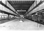 Die neuen Hallendächer am Bahnsteig 6 im Düsseldorfer Hauptbahnhof. Der menschenleere Bahnsteig lässt vermuten, dass die Szene als auch die rechts vor dem Preußenzug wartete 38 3511 vom Bw Dortmund-Süd extra arrangiert war. (1936) <i>Foto: RVM (Eckler)</i>