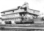 Verladeanlage des Basaltsteinwerkes Ramholz der "Westerwaldbrüche AG Bonn a.Rh." im Bahnhof Vollmerz. Rechts ist die Luftseilbahn zu erkennen, die als Verbindung zwischen Basaltbruch und Verladeanlage diente.  (1928) <i>Foto: RVM</i>