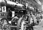 Bau von Kriegslokomotiven der Baureihe 52 bei der BMAG, vormals Schwarzkopff, in Wildau bei Berlin. Dabei wurde besonderer Wert auf eine schnelle Herstellung und geringen Materialaufwand gelegt. Auch sollte die Lokomotive robust und wartungsarm sein. Die erste Lokomotive wurde 1942 bei Borsig fertiggestellt. Sie war drei Tonnen leichter als die DRG-Baureihe 50. Buntmetallbauteile waren durch solche aus Stahl ersetzt worden. Statt eines Barrenrahmens wurde ein Blechrahmen verwendet. (08.1943) <i>Foto: RVM (Ittenbach)</i>