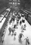 Hochbetrieb im Potsdamer Bahnhof von Berlin. (1934) <i>Foto: RVM</i>