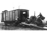 Verladen einer Deutz Bettungswalze in den Spezialwagen "Essen 710021", der nur am Schluß von Zügen eingestellt und in Rangierbahnhöfen weder ablaufen noch abgestoßen werden durfte. (1930) <i>Foto: RVM</i>