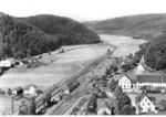 Blick auf den Bahnhof Dahn an der stillgelegten Wieslauterbahn, die am Bahnhof Hinterweidenthal Ost von der Hauptbahn Landau–Pirmasens abzweigte und über Dahn nach Bundenthal-Rumbach führte. (1934) <i>Foto: RVM</i>