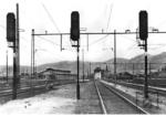 Die umfangreichen Gleisanlagen des Bahnhofs Waldenburg-Dittersbach (heute poln. Walbrzych-Glowny). Der Bahnhof lag an der elektrifizierten Strecke Görlitz - Hirschberg - Breslau und hatte wegen seiner Nähe zu einem Industrie- und Bergbaugebiet auch güterverkehrsmäßig eine große Bedeutung. Von hier zweigte auch die Strecke nach Glatz ab.Zwischen 1927 und 1929 rüstete man den da­mals be­reits mit Fahr­lei­tung und 15 kV 16 2/3 Hz elek­tri­fi­zier­ten Ab­schnitt Ruh­bank – Wal­den­burg-Dit­ters­bach (heu­te Sę­dzis­ław – Wałb­rzych Głów­ny) der schle­si­schen Ge­birgs­bahn Gör­litz – Wal­den­burg-Dit­ters­bach (– Bres­lau / Wroc­ław) mit Licht­ta­ges­sig­na­len aus, die hier noch dunkel geschaltet sind. Rechts warten zwei E 91 auf ihren nächsten Einsatz. (1930) <i>Foto: RVM</i>