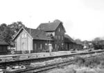 Ein Personenzug mit einer pr. P8 (Baureihe 38.10) fährt in den Bahnhof Hahn (Old.) an der Strecke Oldenburg - Wilhelmshafen ein. (1958) <i>Foto: Slg. Eisenbahnstiftung</i>