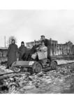 Auf einer Robel-Draisine, die weder Schutz vor dem russischen Winter noch vor Partisanen bot, startet im Bahnhof Roslawl (russ. Рославль) nahe Smolensk eine Patrouillenfahrt. Bei den Männern handelt es sich wohl um das Fekdo 2 (Feldeisenbahnkommando 2), welches seinen Sitz in Smolensk hatte. (1942) <i>Foto: RVM (Below)</i>