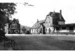 Empfangsgebäude und "Restaurant zum Bahnhof" Volmarstein an der Strecke Hagen-Vorhalle - Witten. (13.08.1959) <i>Foto: BD Wuppertal</i>