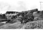 Eine E 50.3 verlässt mit einem Schnellzug das Boberviadukt nahe Hirschberg. (1926) <i>Foto: RVM</i>