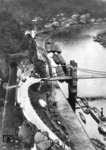 Blick vom 100 m hohen Sandsteinfelsen der Schäferwand in Děčín auf die Eisenbahnstrecke Dresden - Prag, Elbe und die 235 m lange Kaiserin-Elisabeth-Brücke Kettenbrücke. (1938) <i>Foto: RVM</i>