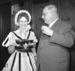 Ein Prosit auf das Streckenjubiläum "100 Jahre Hellwegbahn" in Holzwickede. (07.1955) <i>Foto: Willi Marotz</i>
