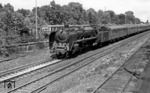 01 165 verlässt vor D 110 den Bahnhof Berlin-Wannsee in Richtung Westen. (28.07.1968) <i>Foto: Burkhard Wollny</i>