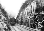 03 001 vor D 93 im winterlichen Einschnitt bei Block Martfeld in Schwelm. Die Blockstelle markierte jeweils den Scheitelpunkt der Steigungsabschnitte zwischen Wuppertal und Hagen. (1931) <i>Foto: DLA Darmstadt</i>
