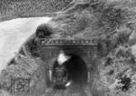 03 280 verlässt vor (dem unsichtbaren) D 142 den 235m langen Norheimer Tunnel zwischen Bad Münster am Stein und Idar-Oberstein. (1955) <i>Foto: Carl Bellingrodt</i>