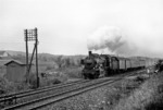 38 1772 mit einem Personenzug und klassischem Bahnübergangsensemble bei Böblingen. (26.10.1968) <i>Foto: Burkhard Wollny</i>