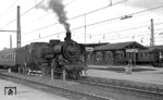 Vor dem alten Bahnsteigensemble wartet 38 3559 in Böblingen auf Ausfahrt. (30.03.1968) <i>Foto: Burkhard Wollny</i>